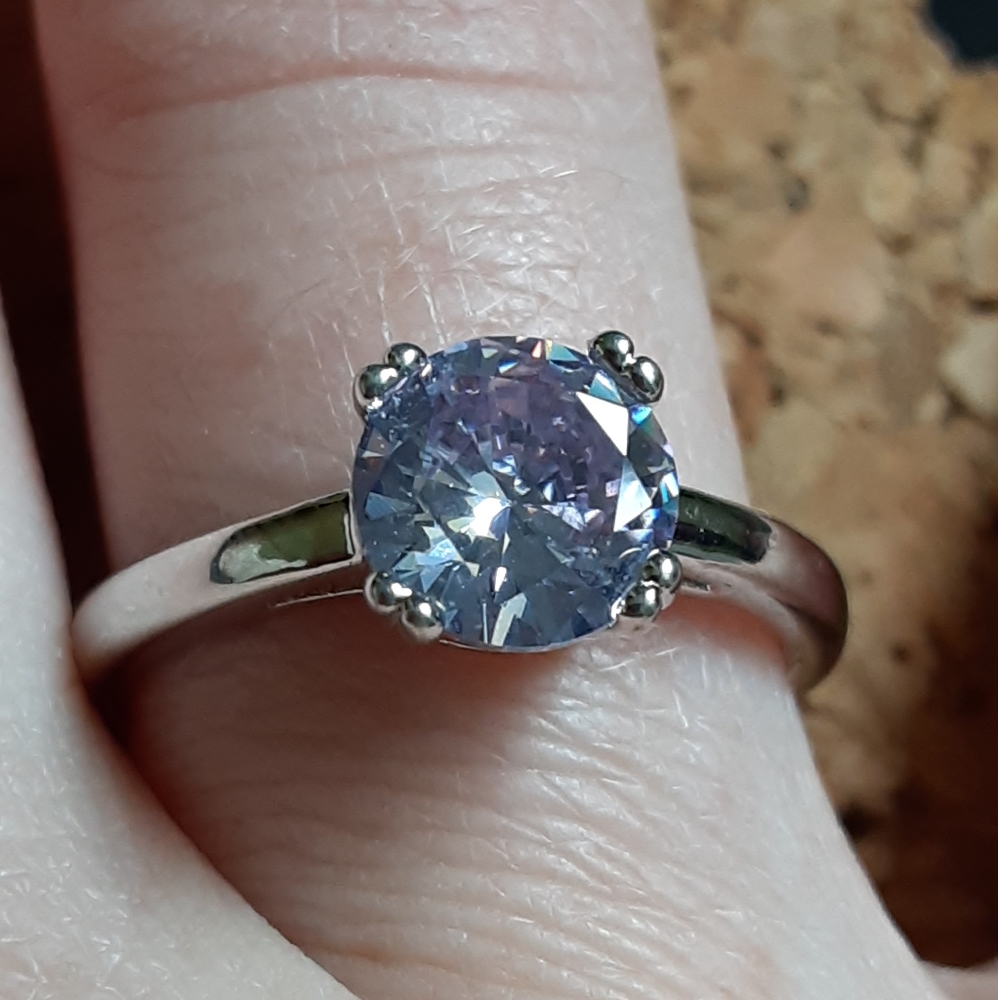 Single Hint of Purple Dimond Women's Ring Size: 6 - Picture 2 of 15